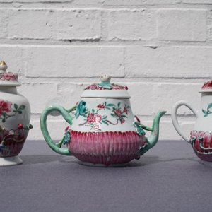 A Chinese famille rose relief-decorated teapot, milk jug and tea caddy on stands, Yongzheng — 照片 12