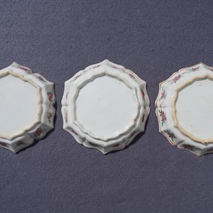 A Chinese famille rose relief-decorated teapot, milk jug and tea caddy on stands, Yongzheng — 照片 15