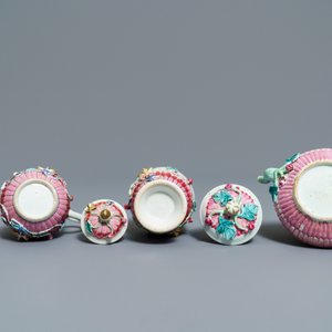 A Chinese famille rose relief-decorated teapot, milk jug and tea caddy on stands, Yongzheng — 照片 6