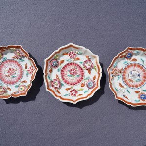 A Chinese famille rose relief-decorated teapot, milk jug and tea caddy on stands, Yongzheng — 照片 14