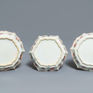A Chinese famille rose relief-decorated teapot, milk jug and tea caddy on stands, Yongzheng — 照片 3