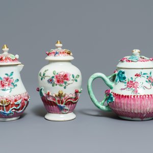 A Chinese famille rose relief-decorated teapot, milk jug and tea caddy on stands, Yongzheng — 照片 4