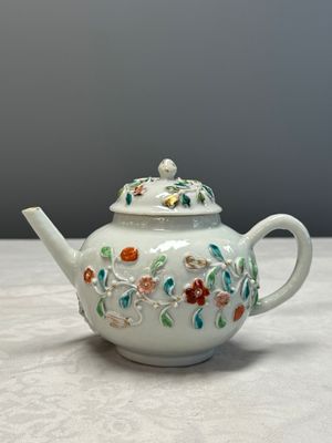 A Chinese famille rose relief-decorated teapot with floral design — photo 1