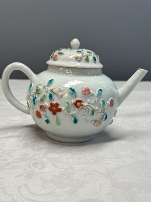 A Chinese famille rose relief-decorated teapot with floral design — photo 3