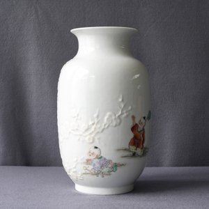 A Chinese famille rose relief-decorated vase with playing boys, Qianlong mark, Republic, 20th C. — photo 12