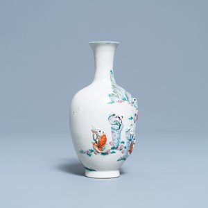A Chinese famille rose relief-molded 'immortals' vase, Qianlong mark, 19th C. — 照片 4
