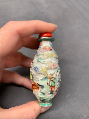A Chinese famille rose relief-molded snuff bottle with narrative design, Xianfeng mark and of the period — photo 4