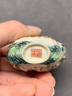 A Chinese famille rose relief-molded snuff bottle with narrative design, Xianfeng mark and of the period — photo 6