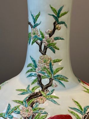 A Chinese famille rose relief-molded 'tianqiuping' vase with nine peaches, Qianlong mark, 19/20th C. — 照片 9