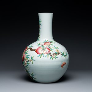A Chinese famille rose relief-molded 'tianqiuping' vase with nine peaches, Qianlong mark, 19/20th C. — 照片 2