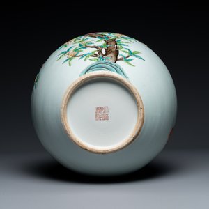 A Chinese famille rose relief-molded 'tianqiuping' vase with nine peaches, Qianlong mark, 19/20th C. — 照片 6