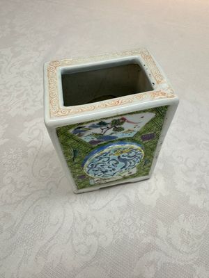 A Chinese famille rose relief-moulded rectangular brush pot with figural design, Yongzheng — foto 1