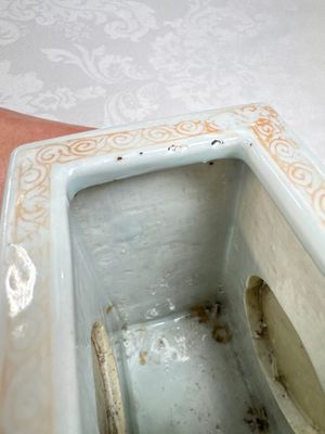 A Chinese famille rose relief-moulded rectangular brush pot with figural design, Yongzheng — foto 14