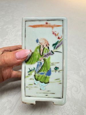 A Chinese famille rose relief-moulded rectangular brush pot with figural design, Yongzheng — foto 3