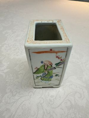 A Chinese famille rose relief-moulded rectangular brush pot with figural design, Yongzheng — foto 4