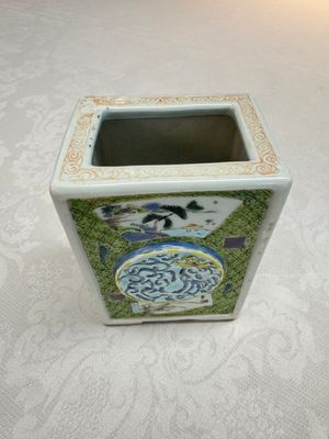 A Chinese famille rose relief-moulded rectangular brush pot with figural design, Yongzheng — foto 5