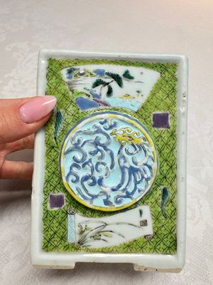 A Chinese famille rose relief-moulded rectangular brush pot with figural design, Yongzheng — foto 6