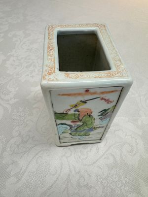 A Chinese famille rose relief-moulded rectangular brush pot with figural design, Yongzheng — foto 7