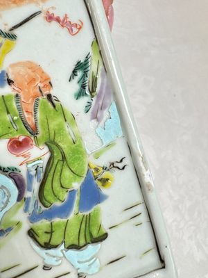 A Chinese famille rose relief-moulded rectangular brush pot with figural design, Yongzheng — foto 9