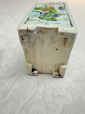 A Chinese famille rose relief-moulded rectangular brush pot with figural design, Yongzheng — foto 10