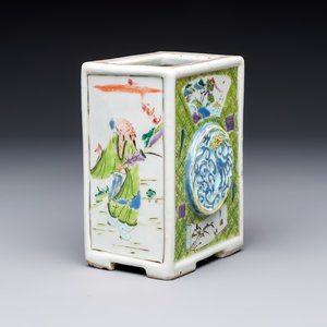 A Chinese famille rose relief-moulded rectangular brush pot with figural design, Yongzheng — foto 1