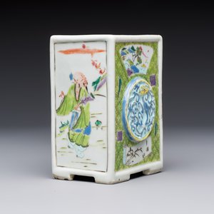 A Chinese famille rose relief-moulded rectangular brush pot with figural design, Yongzheng — foto 2