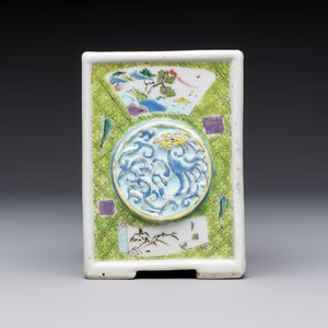 A Chinese famille rose relief-moulded rectangular brush pot with figural design, Yongzheng — foto 3