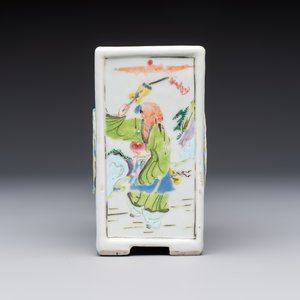 A Chinese famille rose relief-moulded rectangular brush pot with figural design, Yongzheng — foto 4