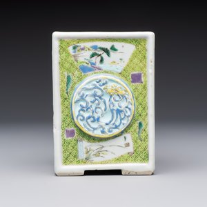 A Chinese famille rose relief-moulded rectangular brush pot with figural design, Yongzheng — foto 5