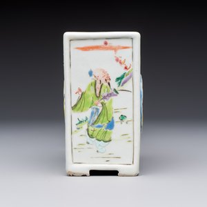 A Chinese famille rose relief-moulded rectangular brush pot with figural design, Yongzheng — foto 6