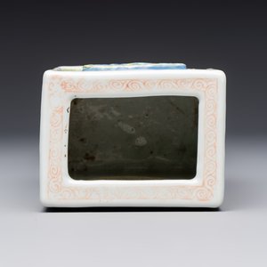 A Chinese famille rose relief-moulded rectangular brush pot with figural design, Yongzheng — foto 7