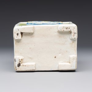 A Chinese famille rose relief-moulded rectangular brush pot with figural design, Yongzheng — foto 8
