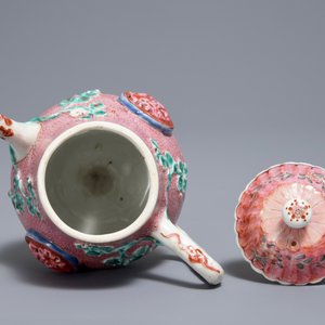 A Chinese famille rose relief-moulded teapot and cover, Yongzheng — 照片 5