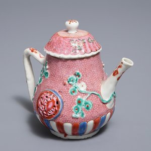 A Chinese famille rose relief-moulded teapot and cover, Yongzheng — 照片 7