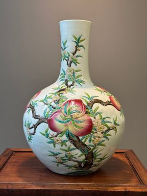 A Chinese famille rose relief-moulded 'tianqiuping' vase with nine peaches, Qianlong mark, 19/20th C. — foto 1