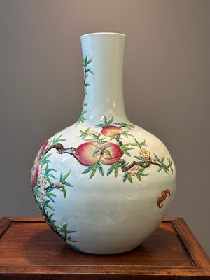 A Chinese famille rose relief-moulded 'tianqiuping' vase with nine peaches, Qianlong mark, 19/20th C. — foto 2