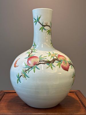 A Chinese famille rose relief-moulded 'tianqiuping' vase with nine peaches, Qianlong mark, 19/20th C. — foto 4