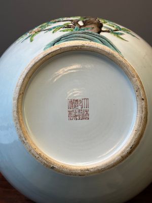 A Chinese famille rose relief-moulded 'tianqiuping' vase with nine peaches, Qianlong mark, 19/20th C. — foto 10