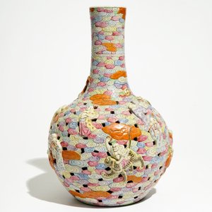 A Chinese famille rose reticulated bottle vase with figures, 19th C. — 照片 2