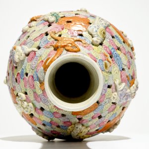 A Chinese famille rose reticulated bottle vase with figures, 19th C. — 照片 6