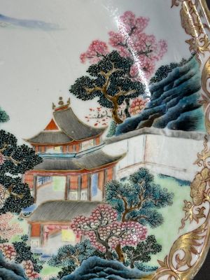 A Chinese famille rose 'river landscape' dish, Qianlong — 照片 2
