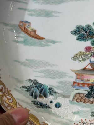 A Chinese famille rose 'river landscape' dish, Qianlong — 照片 4