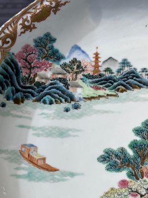 A Chinese famille rose 'river landscape' dish, Qianlong — 照片 5