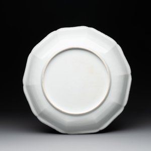 A Chinese famille rose 'river landscape' dish, Qianlong — 照片 2