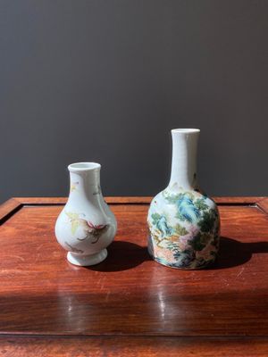A Chinese famille rose 'riverscape' vase and a 'butterfly' vase, 20th C. — photo 1