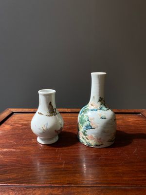 A Chinese famille rose 'riverscape' vase and a 'butterfly' vase, 20th C. — photo 2