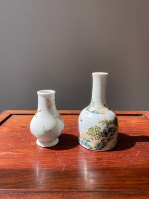 A Chinese famille rose 'riverscape' vase and a 'butterfly' vase, 20th C. — photo 3