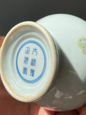 A Chinese famille rose 'riverscape' vase and a 'butterfly' vase, 20th C. — photo 7