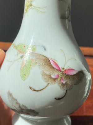 A Chinese famille rose 'riverscape' vase and a 'butterfly' vase, 20th C. — photo 8