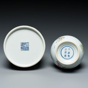 A Chinese famille rose 'riverscape' vase and a 'butterfly' vase, 20th C. — photo 7
